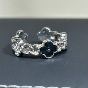 Trendy Silver and Black Clover Ring
